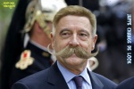 N9.-Portrait-Alain-Juppe-Nouveau-Look-.jpg