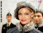 N12.-Portrait-Angelina-Jolie-Tres-Jolie-en-Soldat-Russe.jpg