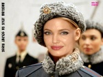 N12.-Portrait-Angelina-Jolie-Tres-Jolie-en-Soldat-Russe.jpg