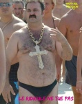 W1.-Humour-Homme-Ridicule-Sur-La-Plage-.jpg