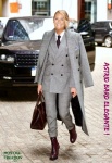 AD6.-Portrait-Astrid-Bard-En-Costume-a-Carreaux.jpg